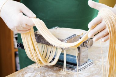 Taze makarna mutfak masasının üzerine