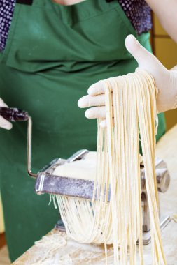 Taze makarna mutfak masasının üzerine