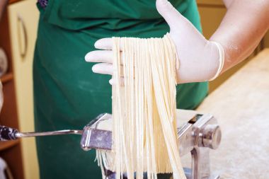 Taze makarna mutfak masasının üzerine