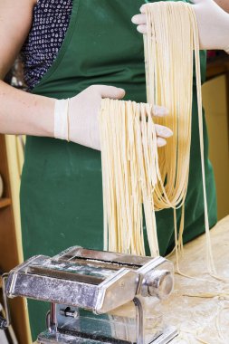 Taze makarna mutfak masasının üzerine