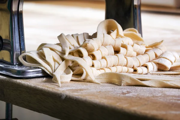 Pastas frescas en la mesa de la cocina — Foto de Stock