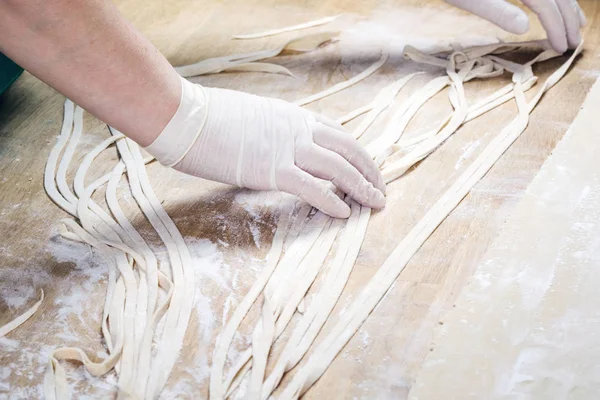 Taze makarna mutfak masasının üzerine