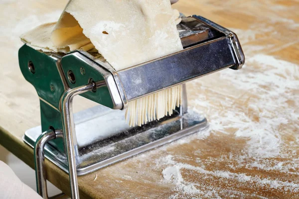 Massa fresca na mesa da cozinha — Fotografia de Stock