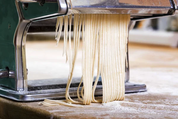 Massa fresca na mesa da cozinha — Fotografia de Stock