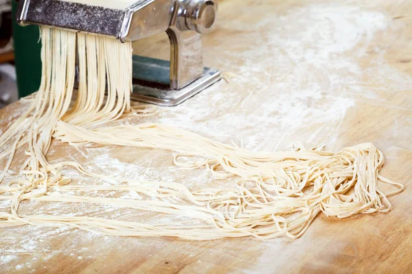 Taze makarna mutfak masasının üzerine