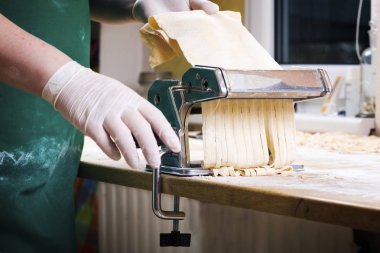 Taze makarna mutfak masasının üzerine