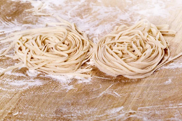 Pastas frescas en la mesa de la cocina — Foto de Stock