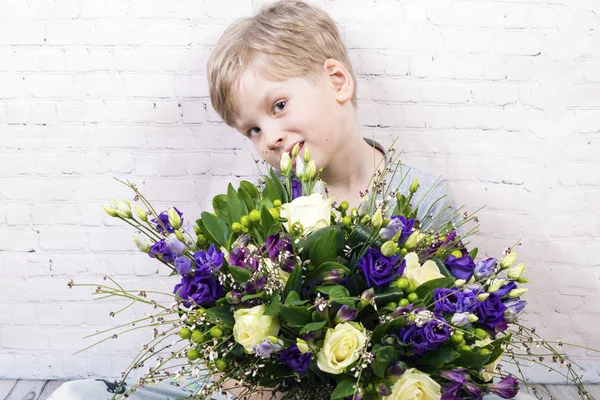 Jongen met bloemen — Stockfoto