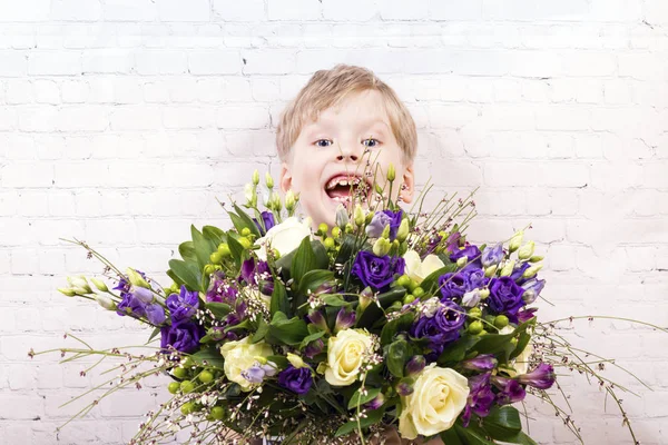 Jongen met bloemen — Stockfoto