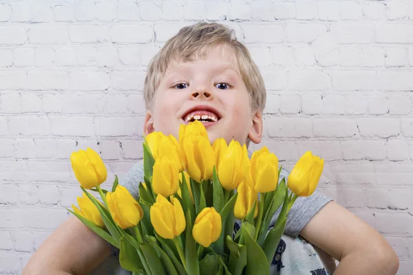 Jongen met bloemen — Stockfoto