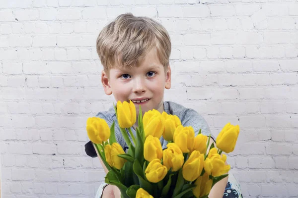 Jongen met bloemen — Stockfoto