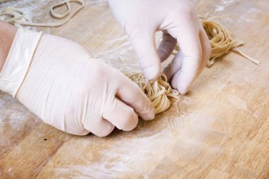 Taze makarna mutfak masasının üzerine