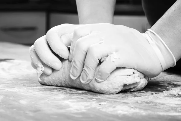 Делать тесто руками женщин — стоковое фото