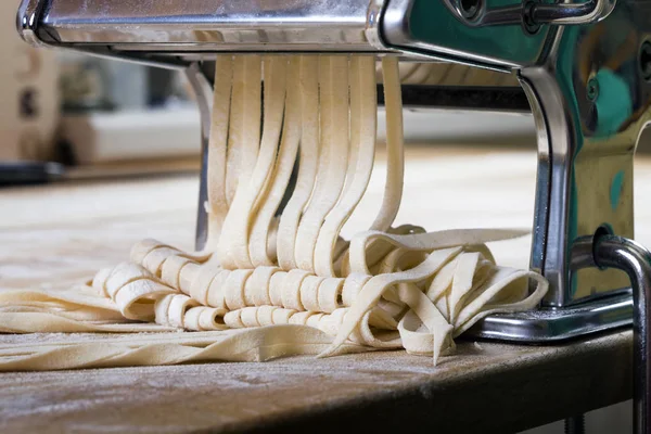 Producción manual de pasta fresca — Foto de Stock