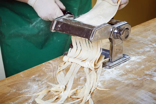 Producción manual de pasta fresca —  Fotos de Stock