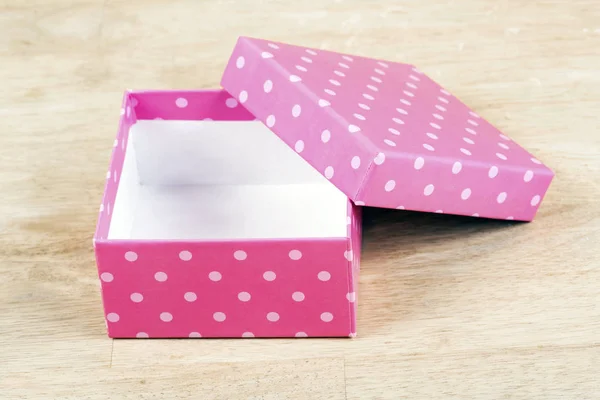 Розовая Бумага Подарочная Коробка Изолированном Деревянном Фоне — стоковое фото