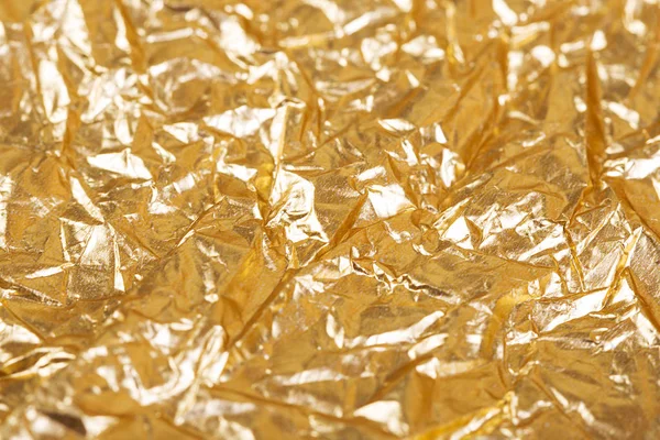 Guld skrynkliga aluminiumfolie konsistens bakgrund. — Stockfoto