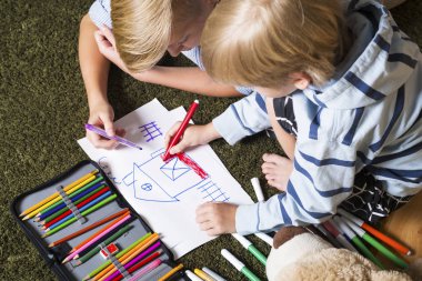 Katta oturan ve çizim çocuklar