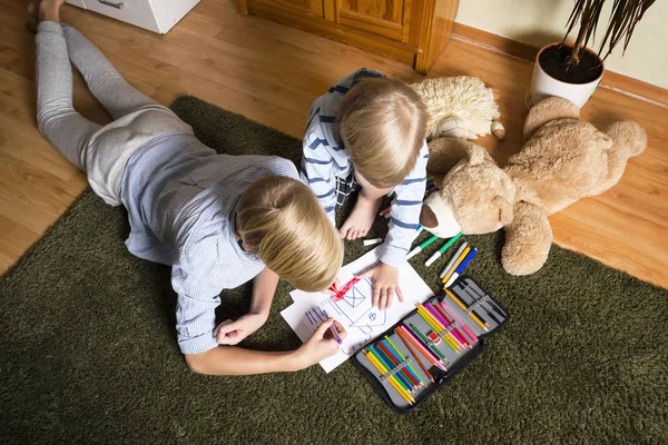 Kids sitting on the floor and drawing — Stock Photo, Image