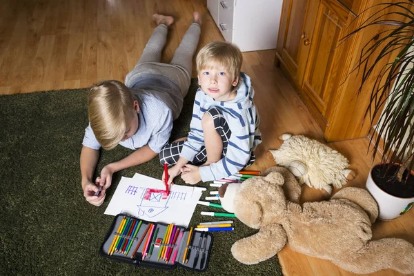 Děti sedí na podlaze a kreslení — Stock fotografie