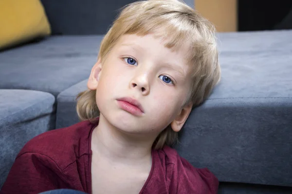 Trauriger Junge zu Hause. — Stockfoto