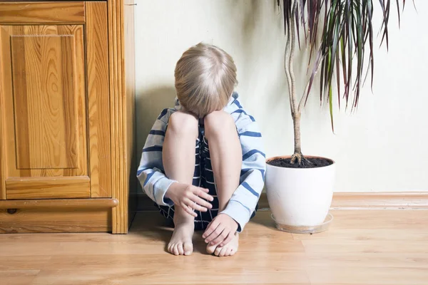 Üzgün şirin küçük sarışın çocuk — Stok fotoğraf