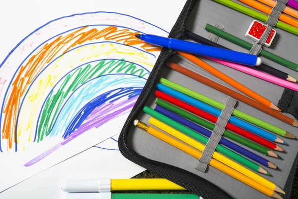 Çizimler ve renkli kalemler — Stok fotoğraf