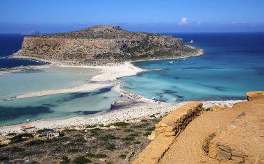 Yunanistan 'ın Girit adasındaki Balos gölü. Turistler Balos sahilinin berrak sularında dinleniyor.