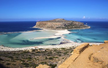 Yunanistan 'ın Girit adasındaki Balos gölü. Turistler Balos sahilinin berrak sularında dinleniyor.