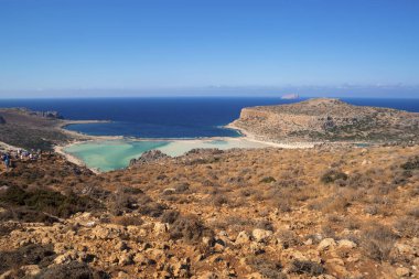 Yunanistan 'ın Girit adasındaki Balos gölü. Turistler Balos sahilinin berrak sularında dinleniyor.
