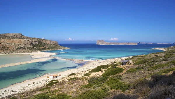 Λιμνοθάλασσα Του Μπάλου Στην Κρήτη Τουρίστες Χαλαρώνουν Στα Κρυστάλλινα Νερά — Φωτογραφία Αρχείου