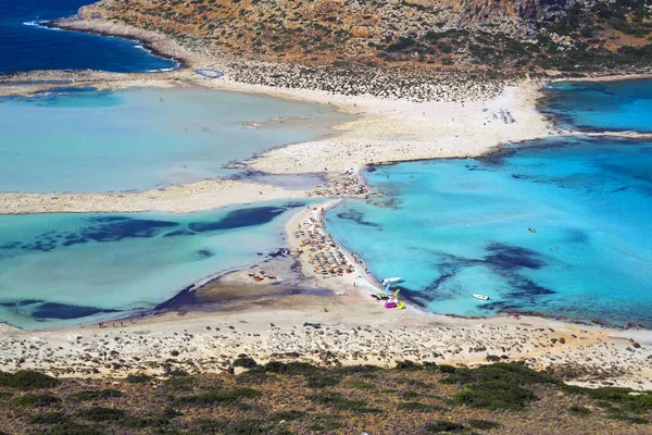 Λιμνοθάλασσα Του Μπάλου Στην Κρήτη Τουρίστες Χαλαρώνουν Στα Κρυστάλλινα Νερά — Φωτογραφία Αρχείου