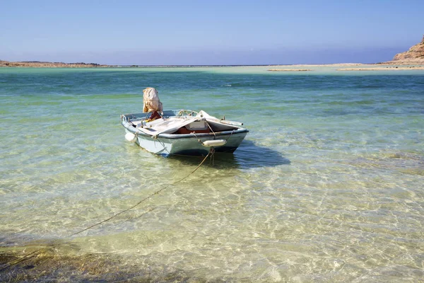 Λιμνοθάλασσα Μπάλου Στην Κρήτη Ελλάδα Σκάφος Κρυστάλλινα Νερά — Φωτογραφία Αρχείου