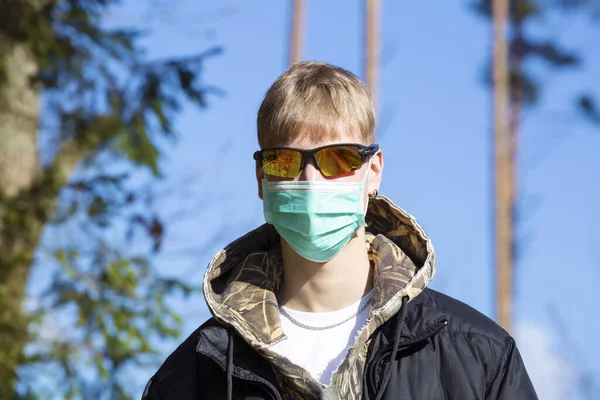 Rapaz Com Máscara Médica Estéril Protectora Cara Olhar Para Câmara — Fotografia de Stock