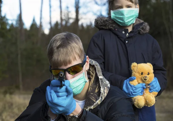 Adolescenti Maschera Medica Sterile Protettiva Inquinamento Atmosferico Virus Concetto Coronavirus — Foto Stock