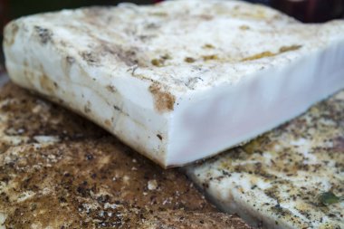 Tütsülenmiş yağ ve et parçaları, Litvanya 'nın Klaipeda kentindeki geleneksel ürünler fuarında geleneksel ve doğal yollardan tütsülenmiş.