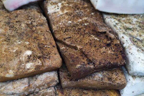立陶宛克莱佩达的一个传统产品交易会上 街头市场的传统和自然道路上堆放的烟熏脂肪和肉类碎片 — 图库照片