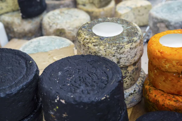 リトアニアのクライペダで伝統的な製品のフェアで手作りの地元のチーズの品揃え — ストック写真