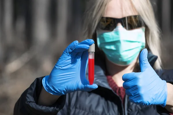 Mulher Máscara Médica Estéril Protetora Seu Rosto Segurando Tubo Teste — Fotografia de Stock