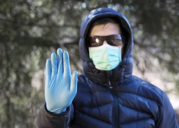 Homem Com Máscara Médica Estéril Protetora Rosto Olhando Para Câmera — Fotografia de Stock