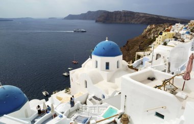 Yunanistan. Thira Adası (Santorini). Sıcak bir yaz gününde çatılar