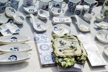 Geleneksel Girit, şehir merkezindeki bir mağazada satılık seramik tabaklar boyadı. Santorini, Yunanistan, Avrupa