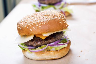 Mutfakta ev yapımı sığır eti köftesi yapıyorum.