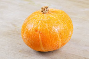 Ahşap arka planda güzel bir balkabağının stüdyo fotoğrafı.