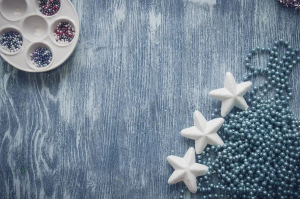 Fundo de Natal com ornamentos de férias em backgro de madeira azul — Fotografia de Stock