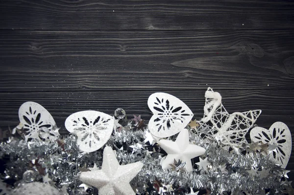 Fundo de natal com decorações de férias em madeira preta de volta — Fotografia de Stock