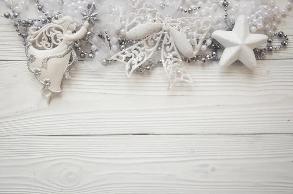 Fundo de natal com decorações de férias em madeira branca — Fotografia de Stock