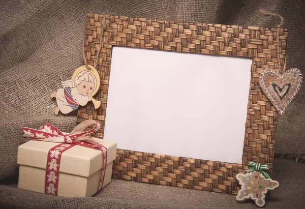 Marco de fotos de escritorio con caja de regalo en tela de lino — Foto de Stock