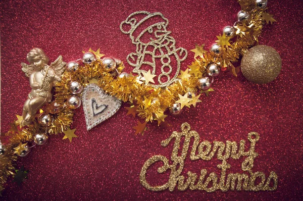 Рождественский фон с праздничными украшениями на красном фоне — стоковое фото