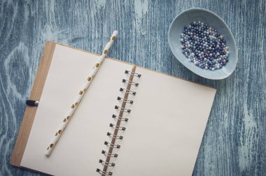 Ahşap mavi arka plan ile ilgili Noel notlar